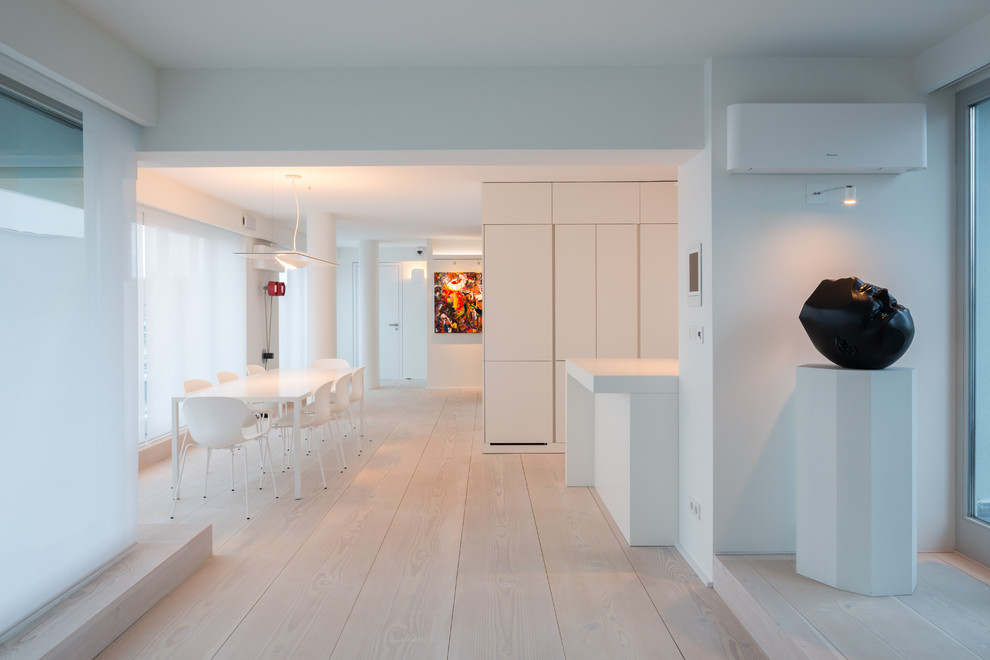 Idee per una grande sala da pranzo aperta verso il soggiorno scandinava con pareti bianche