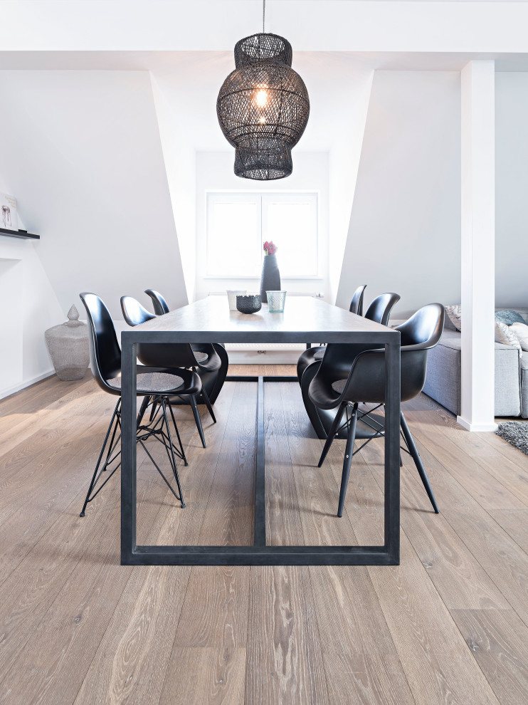 Esempio di una sala da pranzo aperta verso il soggiorno design di medie dimensioni con pareti bianche, pavimento in legno verniciato e travi a vista