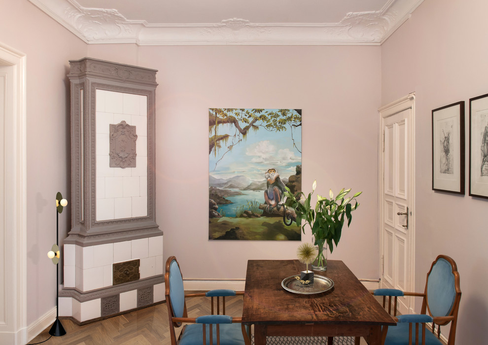 Idee per una piccola sala da pranzo boho chic chiusa con pareti rosa, pavimento in legno massello medio, stufa a legna, cornice del camino piastrellata e pavimento beige