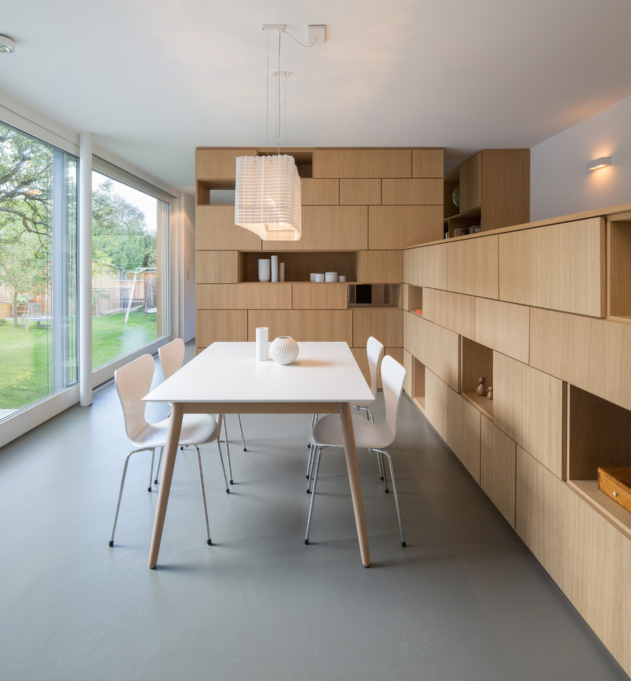 Esempio di una sala da pranzo aperta verso il soggiorno contemporanea di medie dimensioni con pareti bianche, pavimento in linoleum e pavimento grigio