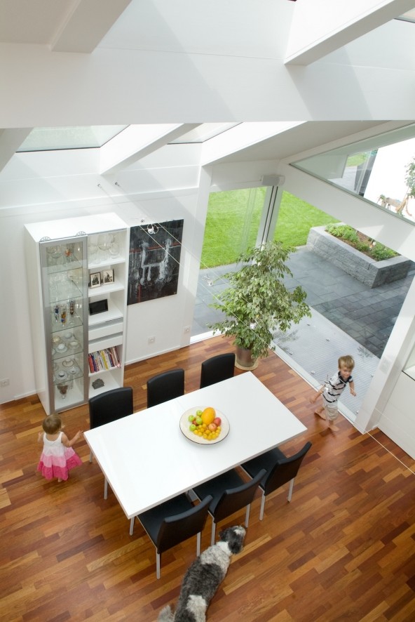 Источник вдохновения для домашнего уюта: столовая в современном стиле с белыми стенами и паркетным полом среднего тона