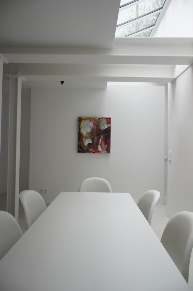 Modern inredning av en matplats, med vita väggar