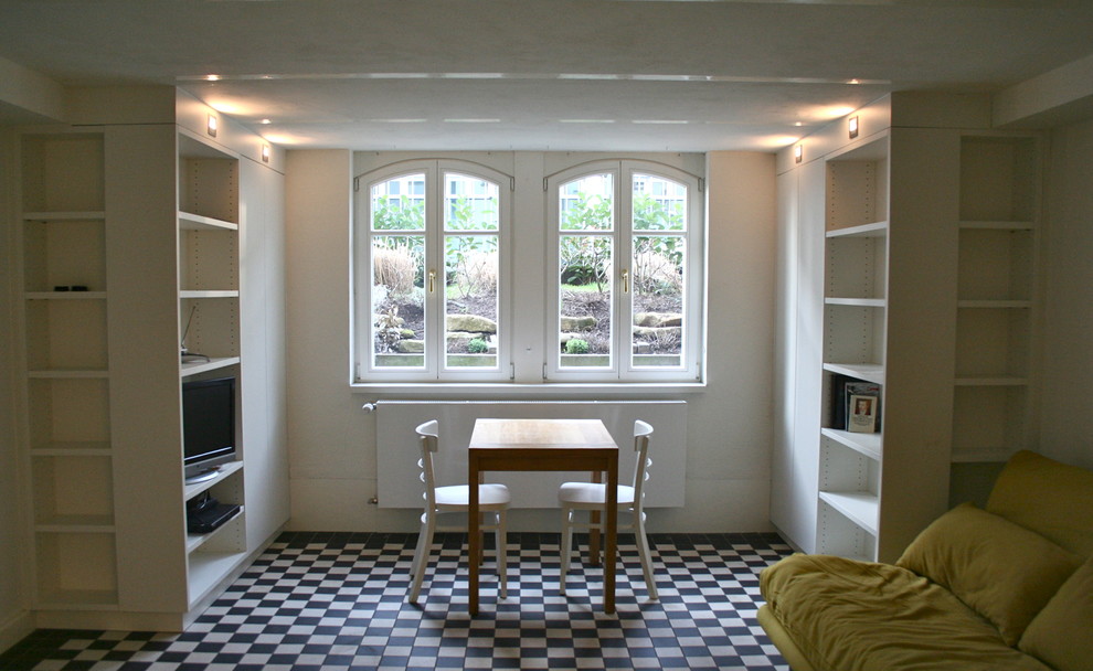 Kleines Modernes Esszimmer mit weißer Wandfarbe und Porzellan-Bodenfliesen in Frankfurt am Main