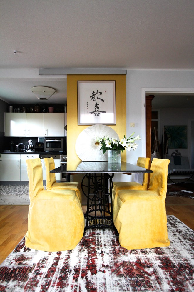 Inspiration pour une salle à manger traditionnelle avec un mur jaune.