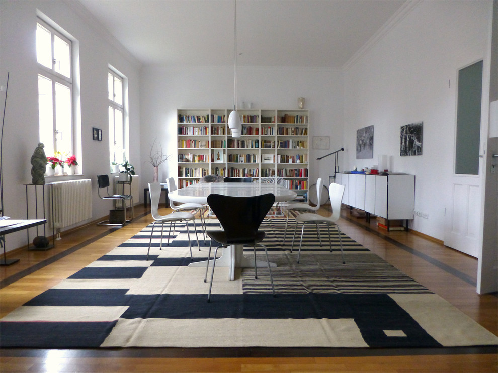 Medium sized modern enclosed dining room in Berlin with white walls, carpet and no fireplace.