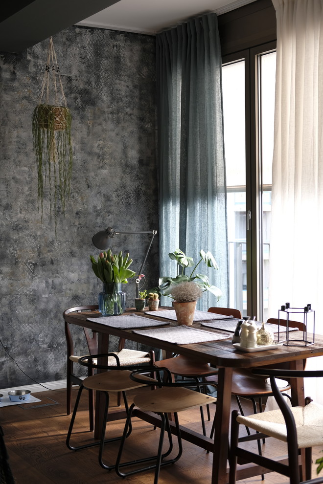 Geschlossenes, Kleines Modernes Esszimmer ohne Kamin mit grauer Wandfarbe, dunklem Holzboden und braunem Boden in Berlin