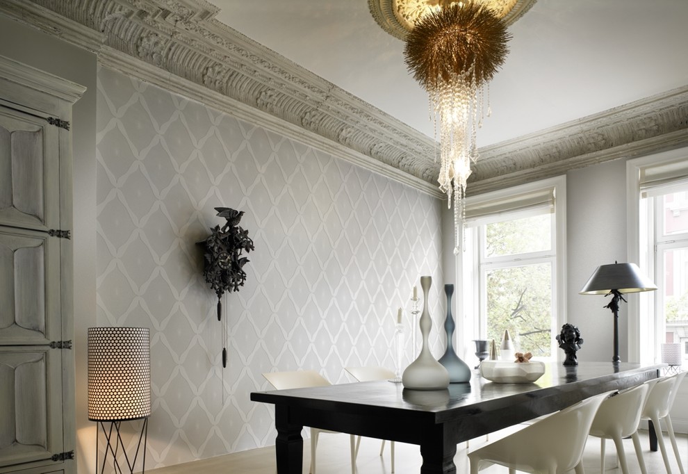 This is an example of a traditional dining room in Bremen with grey walls.