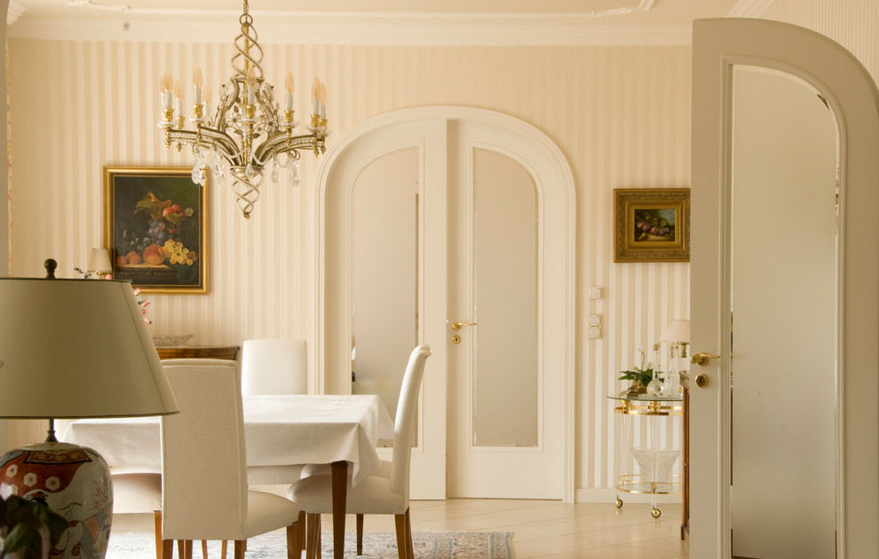 Ispirazione per una sala da pranzo contemporanea chiusa e di medie dimensioni con pareti beige, pavimento in marmo e pavimento beige