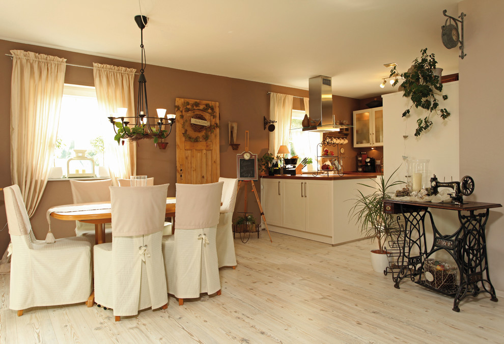 Idéer för att renovera ett mellanstort lantligt kök med matplats, med bruna väggar, ljust trägolv och en öppen vedspis