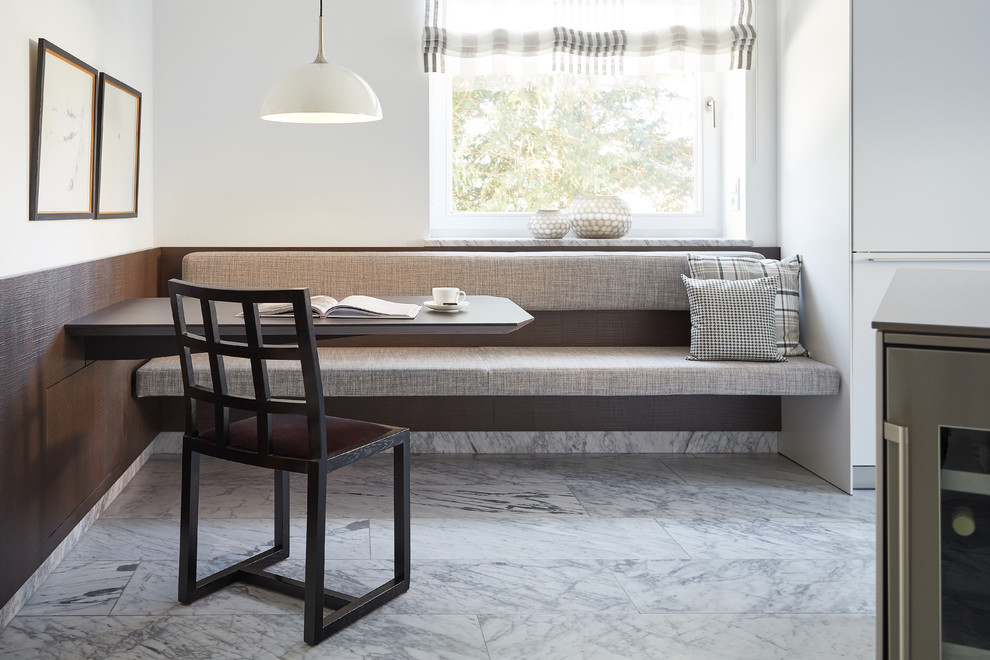 Inspiration pour une petite salle à manger ouverte sur la cuisine design avec un mur blanc, un sol en marbre, aucune cheminée et un sol blanc.