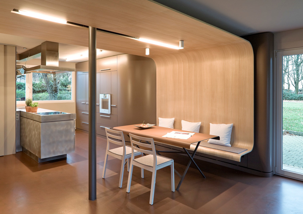 Mittelgroße Moderne Wohnküche mit brauner Wandfarbe in Köln