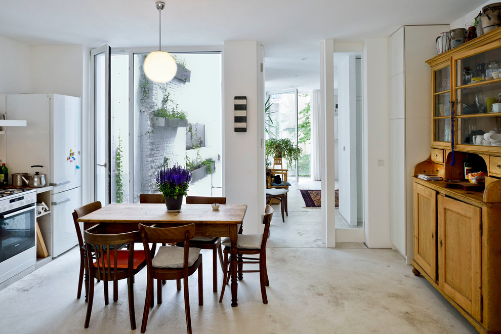 Photo of a contemporary dining room in Frankfurt.