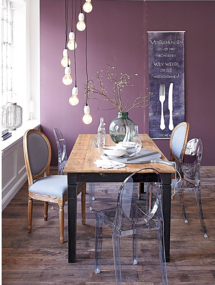 Foto på en mellanstor eklektisk matplats, med lila väggar och mörkt trägolv