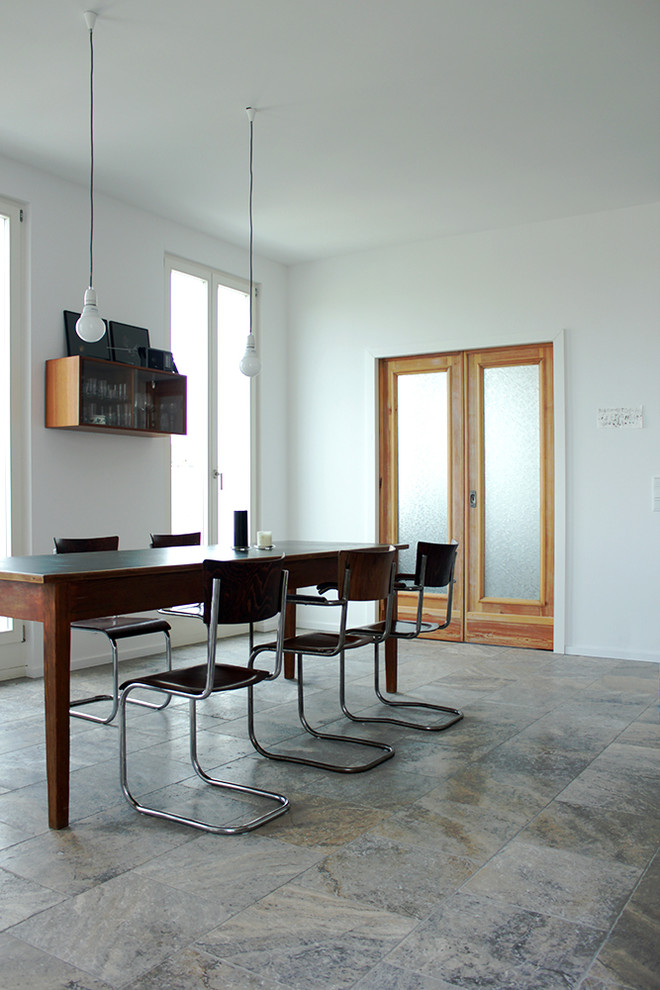 Пример оригинального дизайна: гостиная-столовая среднего размера в стиле лофт с белыми стенами, бетонным полом и серым полом без камина