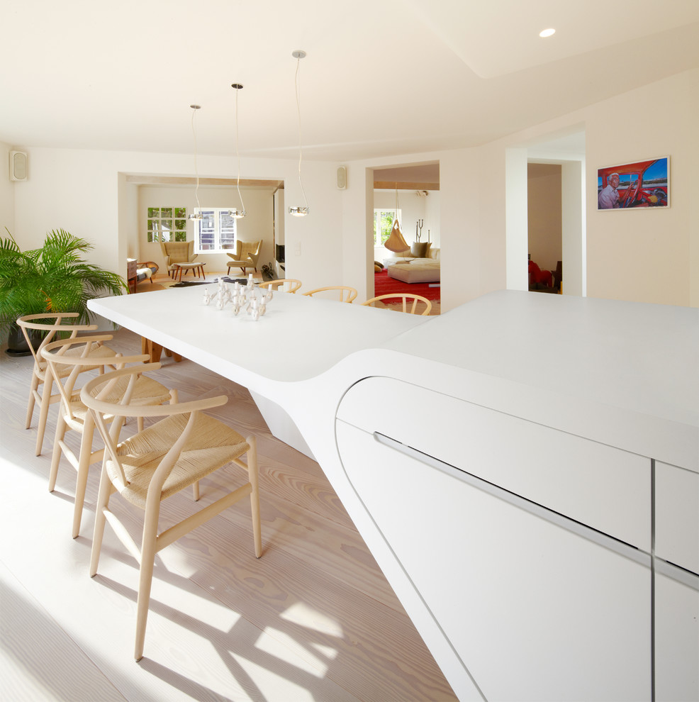 Esempio di una grande sala da pranzo aperta verso il soggiorno design con pareti beige e parquet chiaro