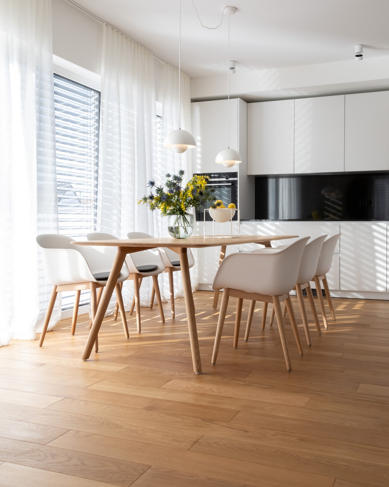 Mittelgroße Moderne Wohnküche mit weißer Wandfarbe, braunem Holzboden und beigem Boden in Köln