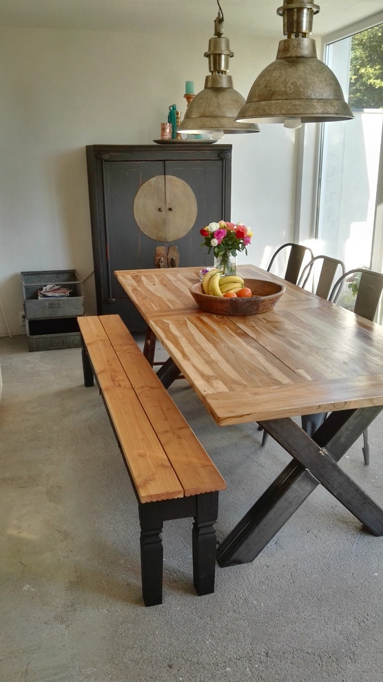На фото: столовая в стиле шебби-шик с белыми стенами и бетонным полом с
