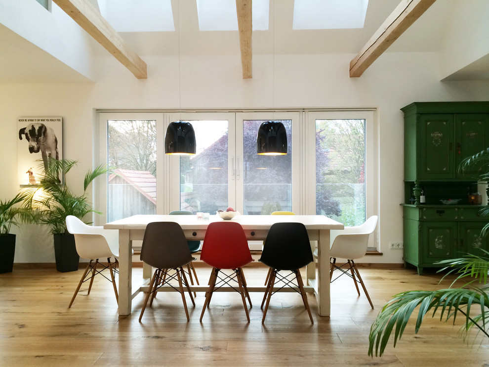 Idee per una grande sala da pranzo aperta verso il soggiorno design con pareti bianche, pavimento in legno verniciato e pavimento marrone
