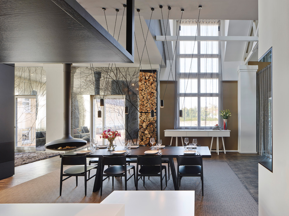 Ispirazione per una grande sala da pranzo design con pareti beige e pavimento in legno massello medio