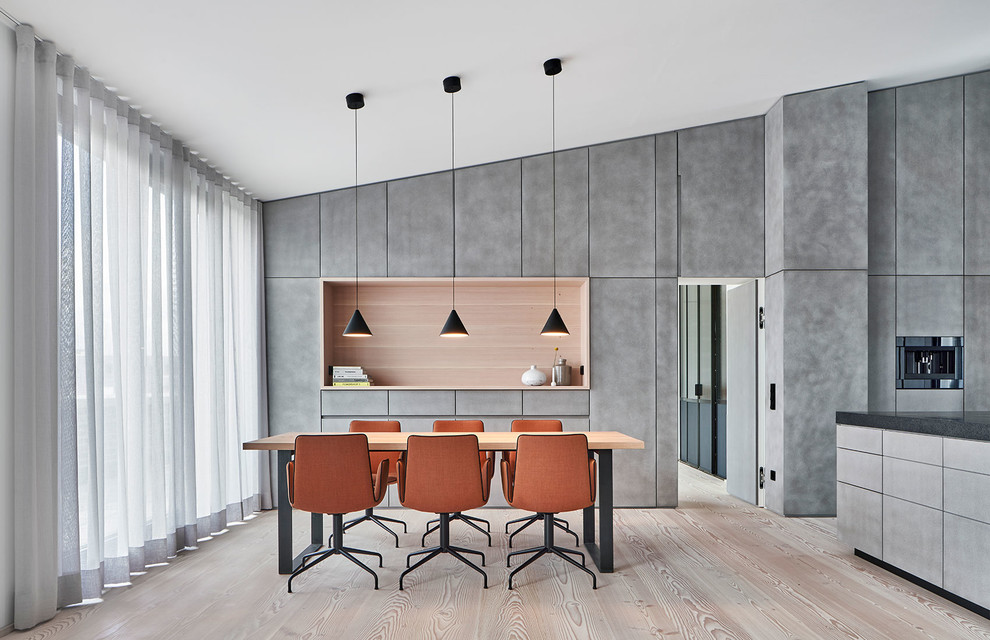 Пример оригинального дизайна: кухня-столовая в стиле модернизм с серыми стенами, светлым паркетным полом и бежевым полом без камина