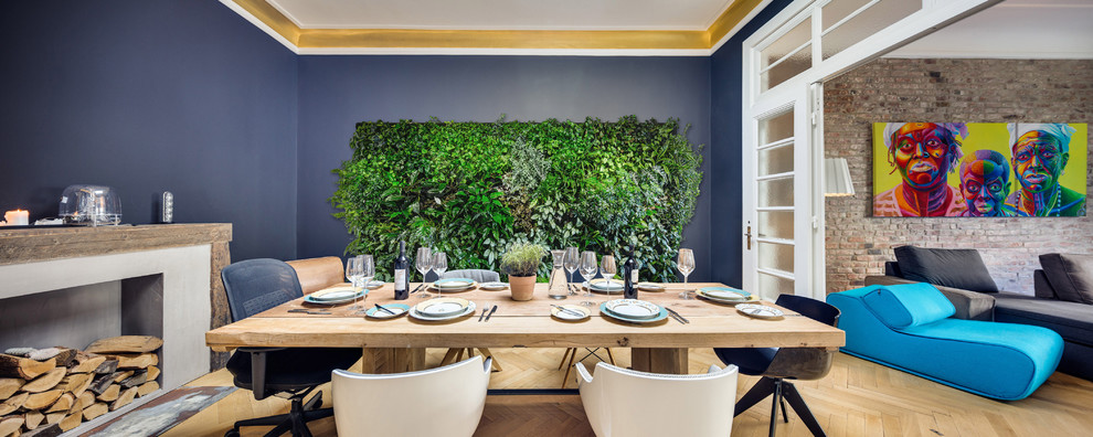 Foto på en stor eklektisk matplats med öppen planlösning, med blå väggar och ljust trägolv