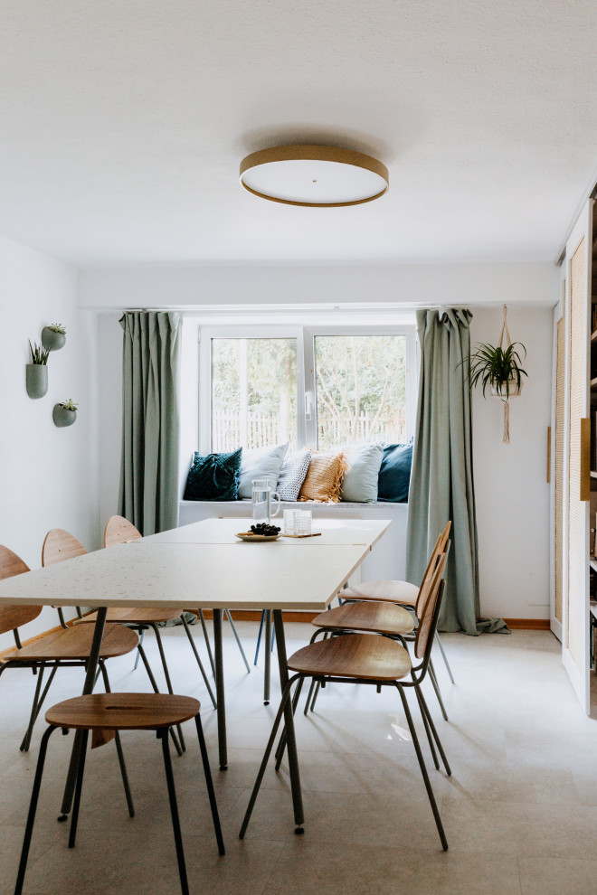 Foto di una sala da pranzo contemporanea chiusa e di medie dimensioni con pareti bianche, moquette e pavimento beige