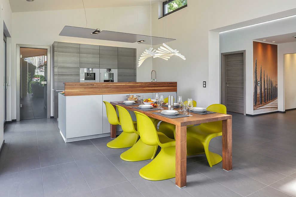 Стильный дизайн: большая кухня-столовая в современном стиле с белыми стенами - последний тренд