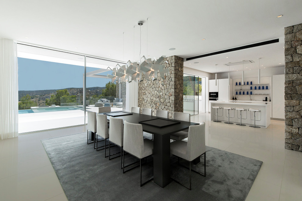 Esempio di una grande sala da pranzo aperta verso la cucina minimal con pareti rosse e pavimento grigio