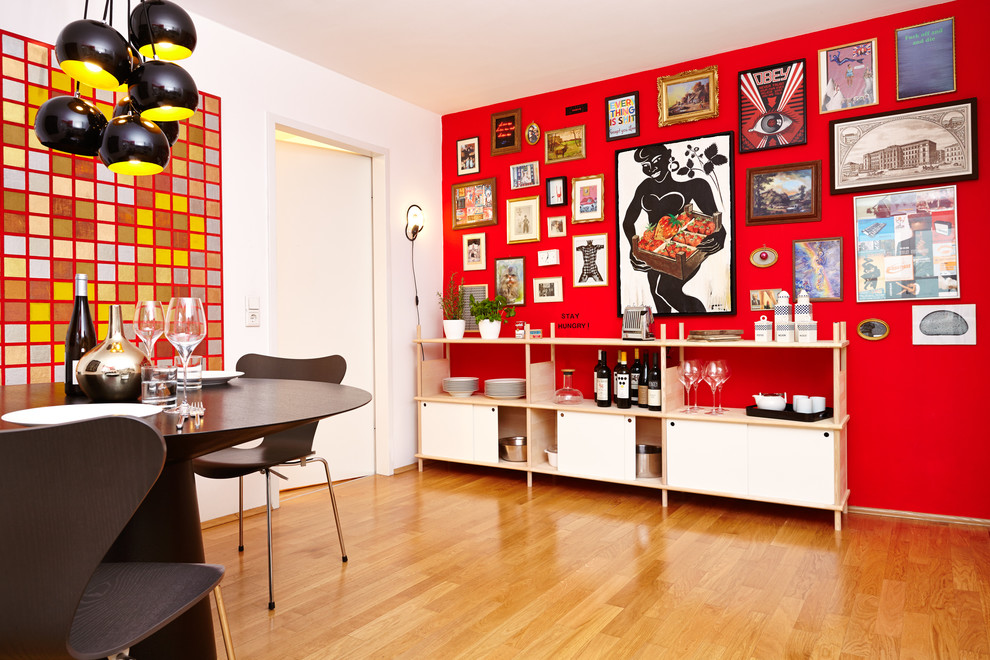 Источник вдохновения для домашнего уюта: кухня-столовая среднего размера в современном стиле с красными стенами и паркетным полом среднего тона