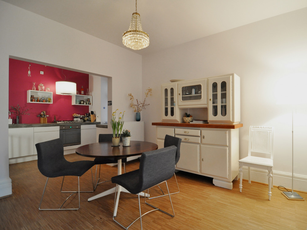 Idées déco pour une salle à manger contemporaine avec un mur blanc et un sol en bois brun.