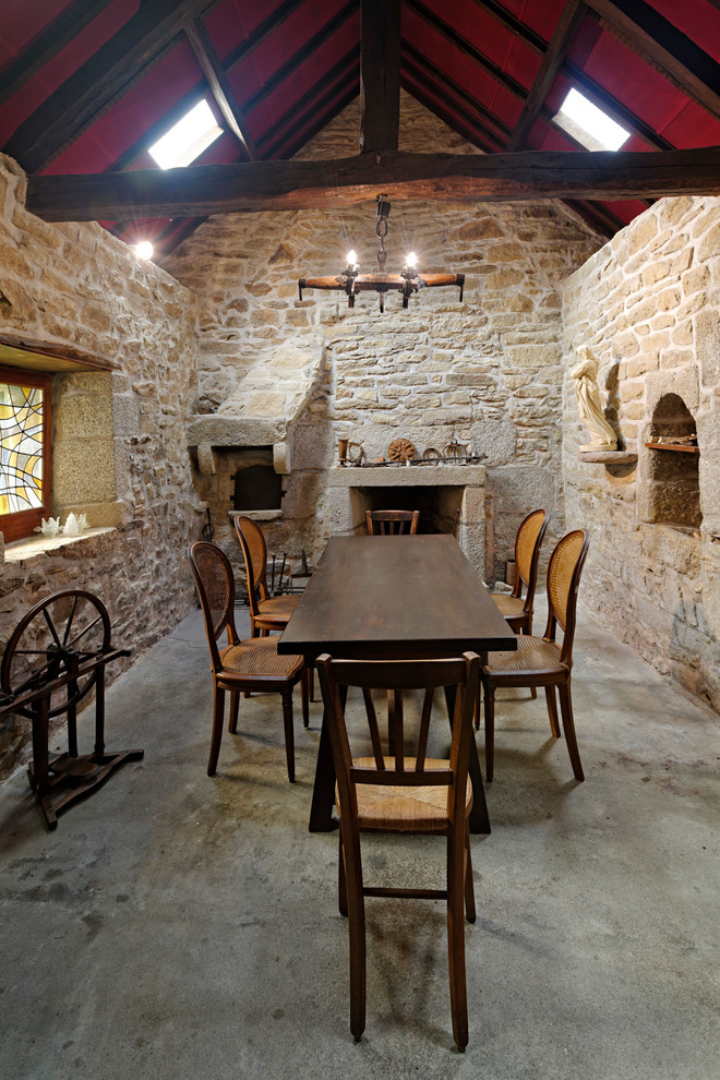 Foto på en mellanstor vintage separat matplats, med beige väggar, en standard öppen spis och en spiselkrans i sten