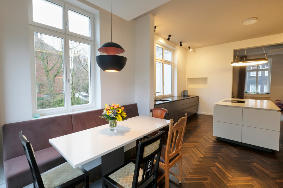 Foto di una grande sala da pranzo aperta verso il soggiorno minimal con pavimento in legno massello medio e pavimento marrone