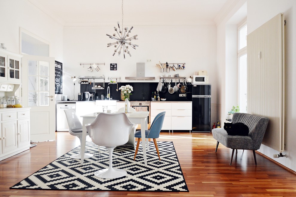 Свежая идея для дизайна: кухня-столовая среднего размера в скандинавском стиле с белыми стенами и паркетным полом среднего тона без камина - отличное фото интерьера