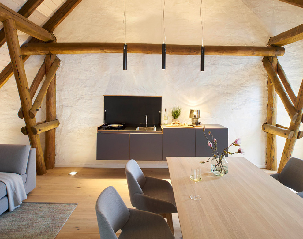 Idéer för ett litet rustikt kök med matplats, med vita väggar och ljust trägolv