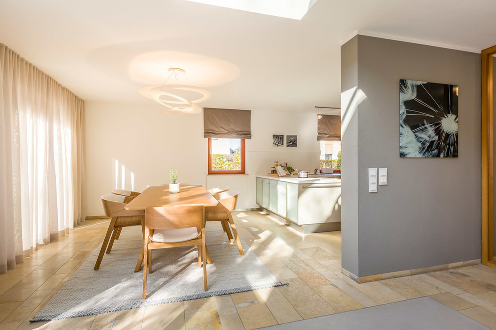 Mittelgroße Moderne Wohnküche ohne Kamin mit weißer Wandfarbe und beigem Boden in Sonstige