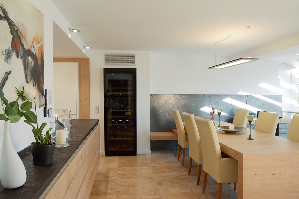 Идея дизайна: гостиная-столовая среднего размера в современном стиле с белыми стенами