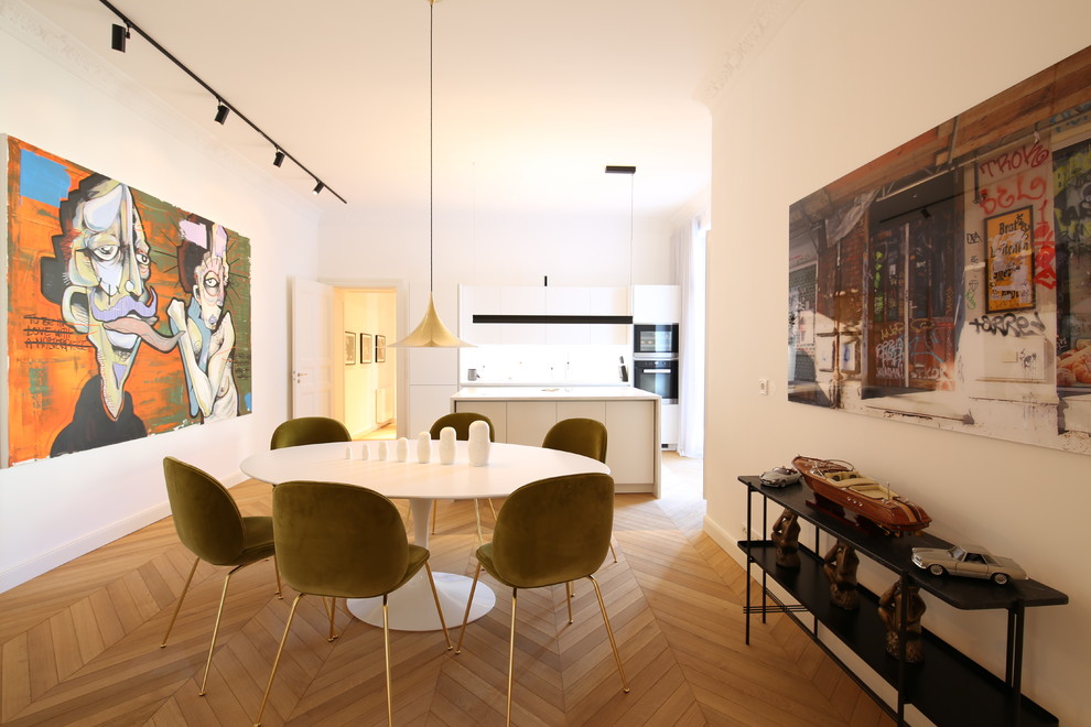 Foto på ett stort funkis kök med matplats, med beiget golv, vita väggar och ljust trägolv