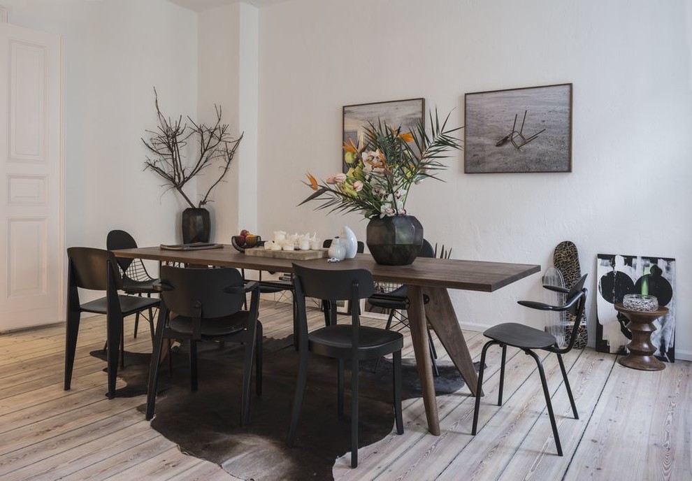 Ispirazione per una sala da pranzo minimal chiusa e di medie dimensioni con pareti bianche e parquet chiaro