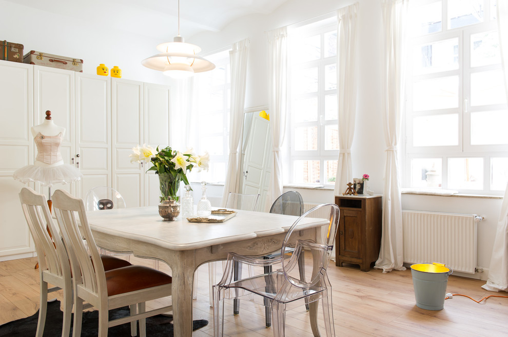 Esempio di una sala da pranzo shabby-chic style di medie dimensioni con pareti bianche e parquet chiaro