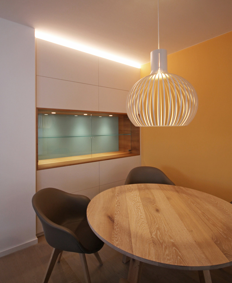 Design ideas for a contemporary dining room in Munich.