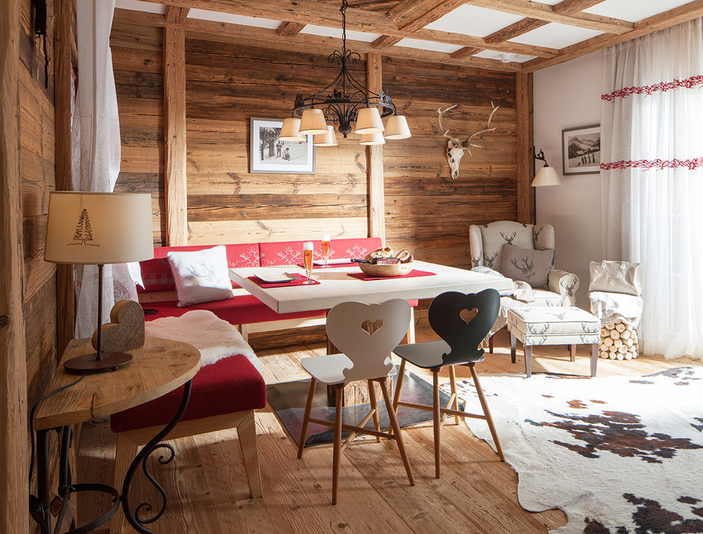 Immagine di una sala da pranzo stile rurale di medie dimensioni con pareti marroni e pavimento in legno massello medio