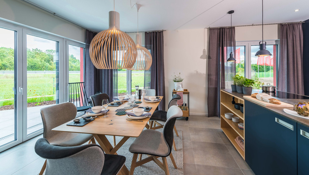Mittelgroße Moderne Wohnküche ohne Kamin mit grauem Boden und beiger Wandfarbe in Sonstige