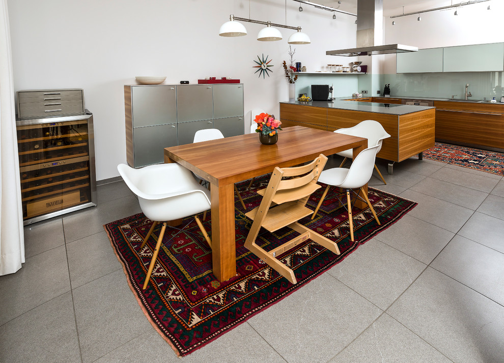 Esempio di una sala da pranzo aperta verso la cucina minimal di medie dimensioni con pareti bianche