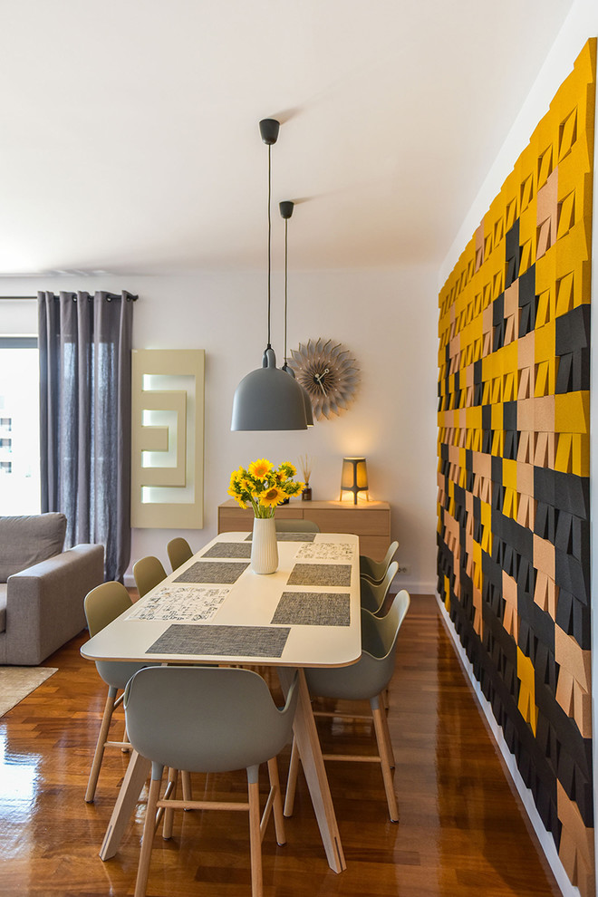 Пример оригинального дизайна: большая гостиная-столовая в современном стиле с белыми стенами, темным паркетным полом и коричневым полом без камина