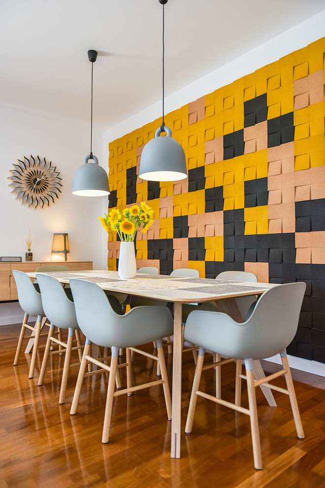Immagine di una sala da pranzo aperta verso il soggiorno contemporanea di medie dimensioni con pareti bianche, parquet scuro, nessun camino e pavimento marrone