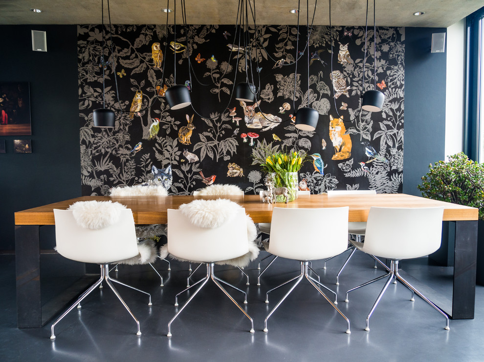 Modernes Esszimmer ohne Kamin mit schwarzer Wandfarbe und grauem Boden in Frankfurt am Main