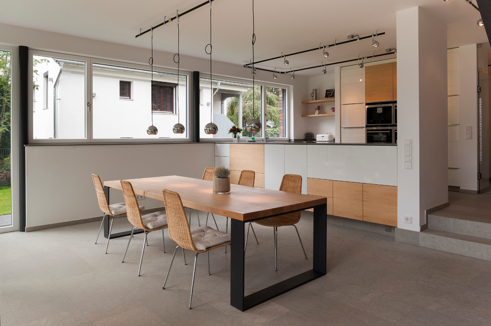 Esempio di una sala da pranzo aperta verso il soggiorno contemporanea di medie dimensioni con pareti bianche e pavimento in travertino
