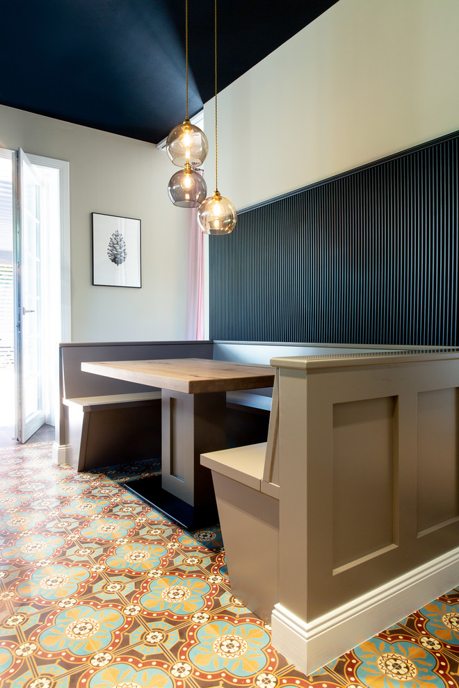 Idée de décoration pour une salle à manger ouverte sur le salon design de taille moyenne avec un mur beige, un sol en carrelage de céramique, aucune cheminée et un sol multicolore.