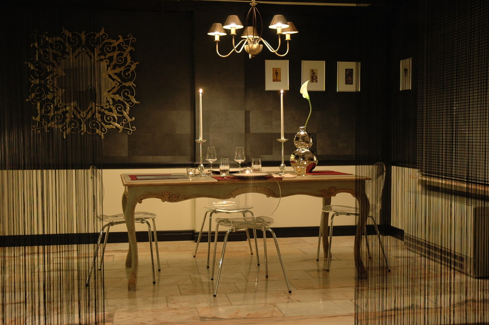 Свежая идея для дизайна: столовая в современном стиле с полом из известняка - отличное фото интерьера