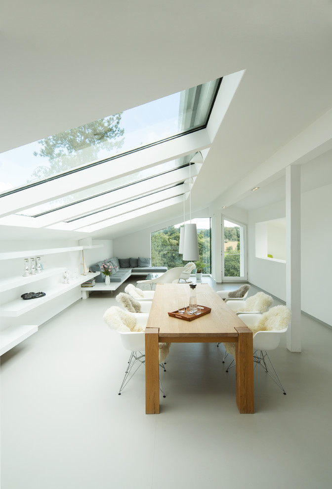 Источник вдохновения для домашнего уюта: огромная гостиная-столовая в современном стиле с белыми стенами и полом из линолеума без камина